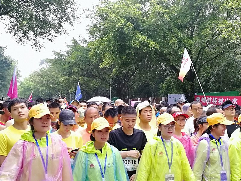 人墙区的志愿者.jpg