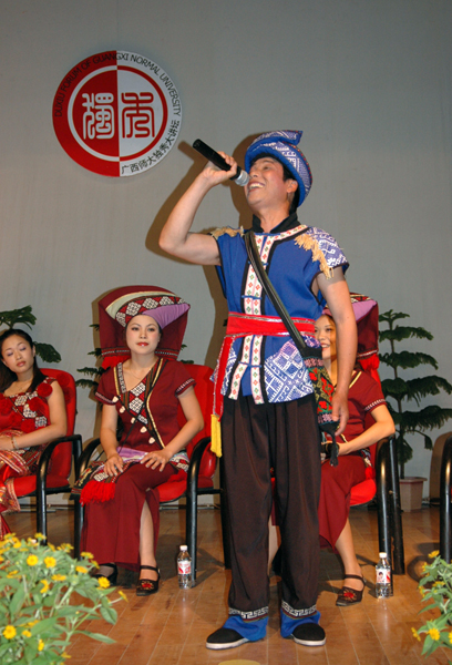 歌王林杰成在现场挑战高音歌曲。