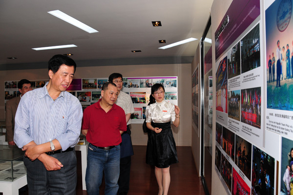 孙刚司长(左一)参观我校越南学校纪念馆