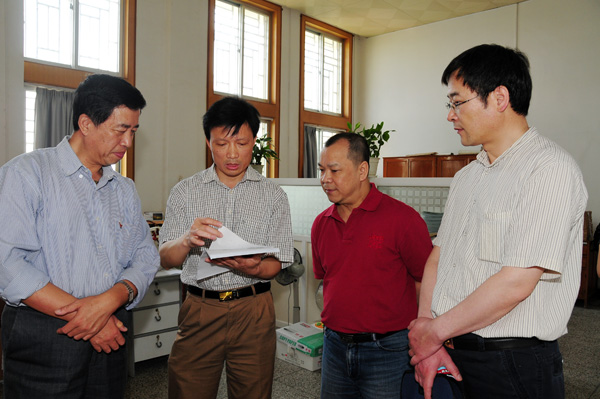 到我校档案馆检查指导工作(右一为蔺海波处长,右二为我校白晓军副校长)