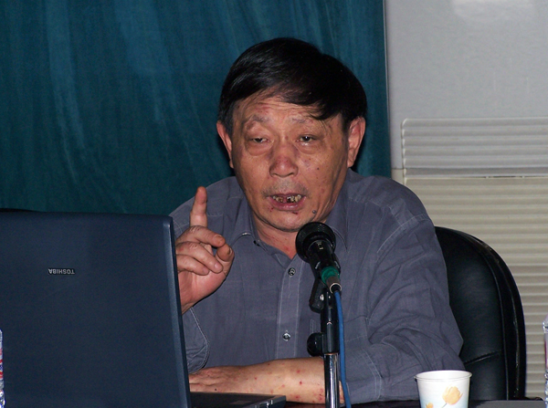 孙尔康教授对我校的申报材料提出具体的修改意见。