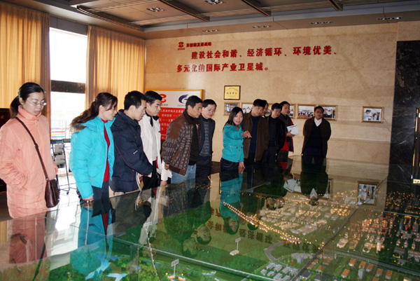 参观考察苏桥工业园总部。