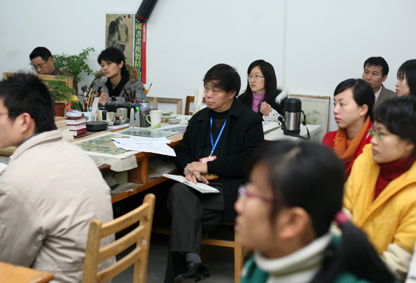 翁振新教授在美术学院听课。