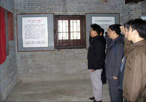 重温入党誓词。