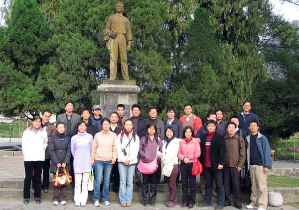 在原广西省工委书记钱兴烈士雕像前合影