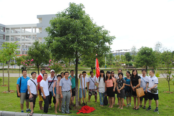 校友种植纪念树