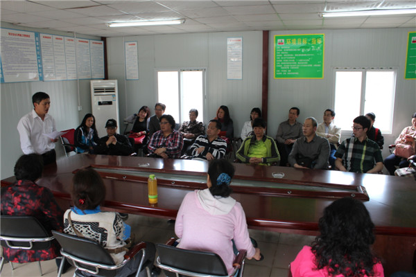 购房户代表听取开发商负责人介绍目前工程建设进展情况（李华铭摄）