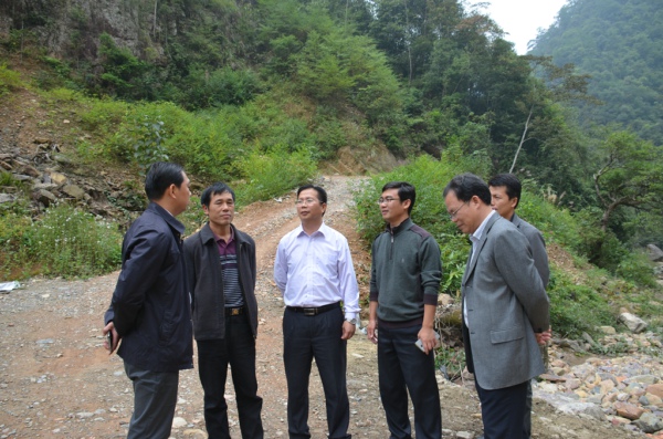 副校长覃卫国在河口瑶族乡猴背村考察大花溪公路桥建设情况