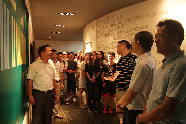 内地高校澳生交流团参观我校出版社