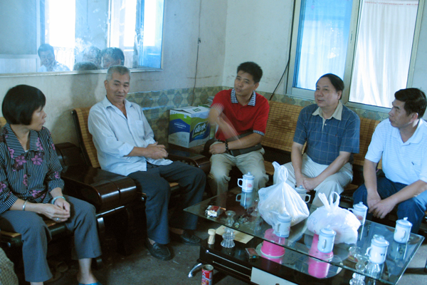 我校派代表慰问赵世良老师亲属。