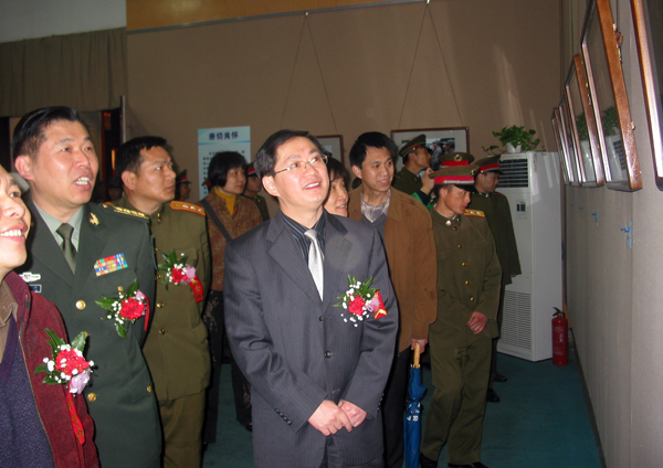 唐仁郭副书记在观看摄影展作品。