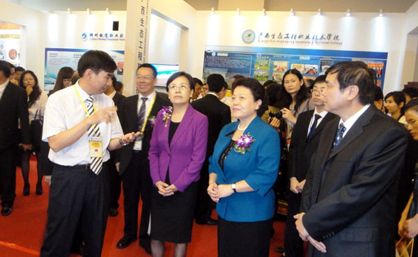 在我校展位前，梁宏校长向鲁昕副部长、李康副主席介绍我校职业教育发展情况