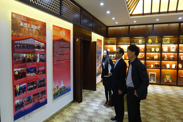 徐福才参观东盟展厅