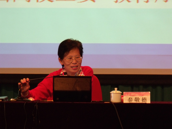 广西高校工委秦敬德副书记在报告中与在座师生讨论“多元化”问题