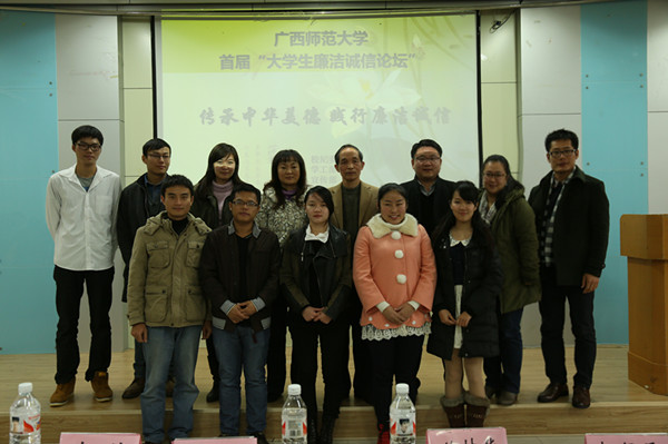 合影留念（大学生通讯社 奉偲茗/摄）