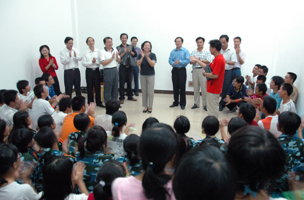 王枬书记与大家共度中秋。