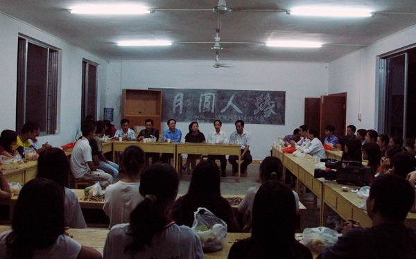 王枬书记与大家共度中秋。