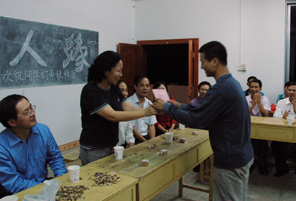 王枬书记向贫困新学生颁发慰问金。