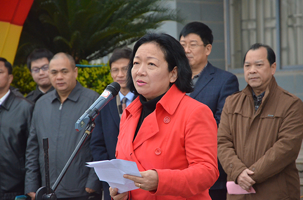 校党委书记王枬在揭牌仪式上致辞