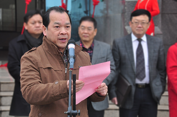 副校长白晓军宣读《广西师范大学关于成立新闻与传播学院的通知》