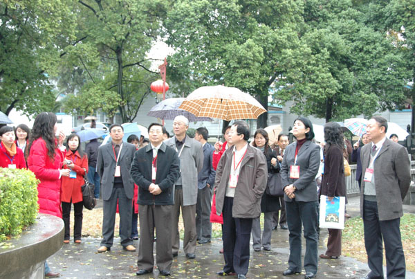 评估专家考察王城校区教学设施及校内实习基地