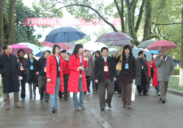 评估专家考察王城校区教学设施及校内实习基地