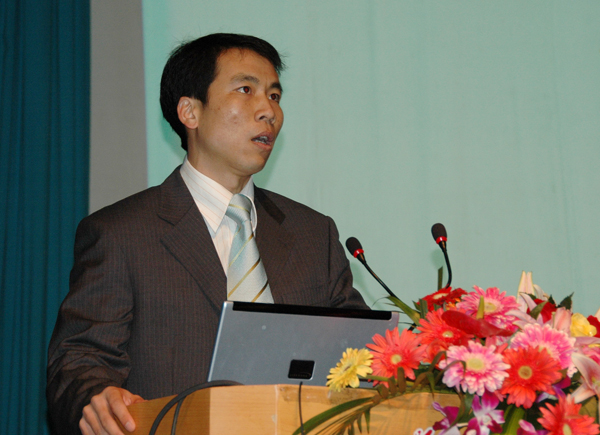 张坚博士在做培训。