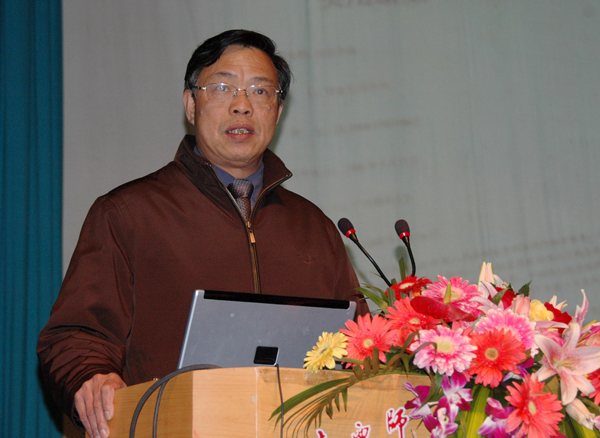 钟瑞添副校长主持大会。