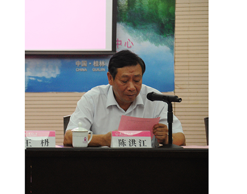 副校长陈洪江宣读企业家联谊会构成机构名单（大学生通讯社 宋雅君 摄）