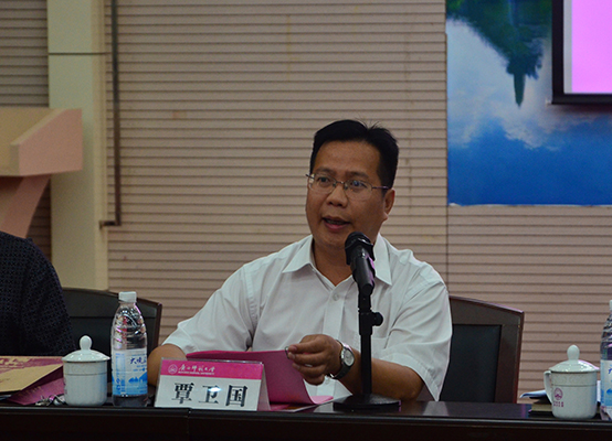 副校长覃卫国主持论坛（宣传部 王董 摄）