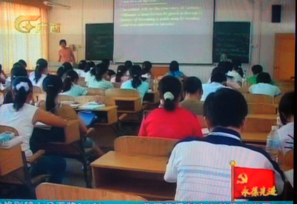 我校教师在授课中认真打造“阳光课堂”。