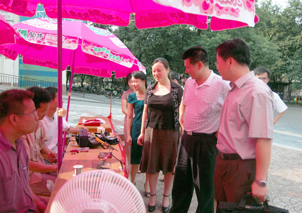 团区委邱德彬部长一行看望慰问我校参加暑期社会实践服务的同学们