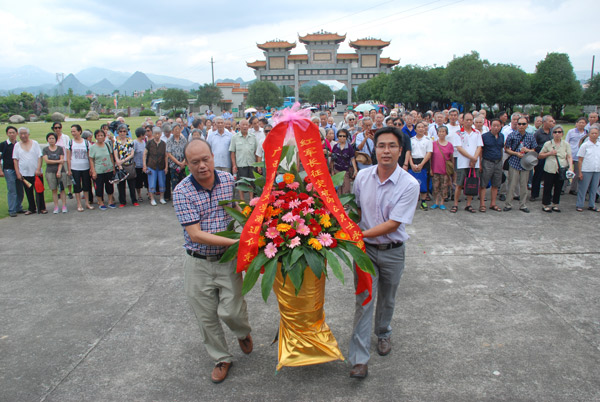 离退休党委向红军长征突破湘江纪念碑园敬献花篮
