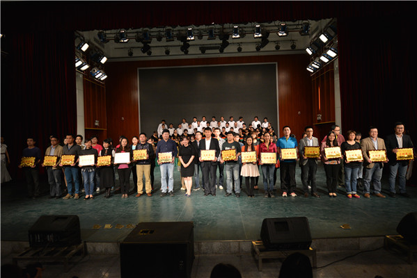 校党委副书记查丹明和获奖代表合影