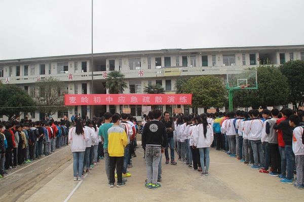 同学们安全有序地撤离到操场（麦岭初中）