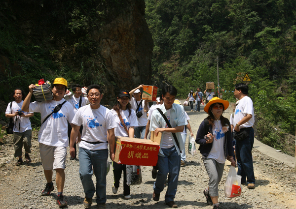 美术学院青年教工赴大寨中学“结对子”。