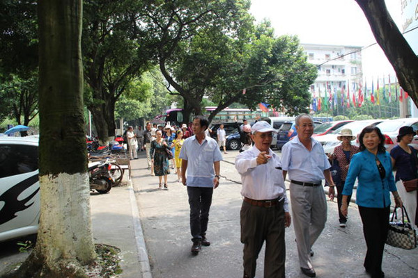 校友参观育才校区校园