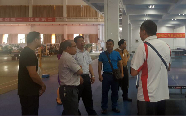 覃卫国副校长带队检查比赛场地维修情况