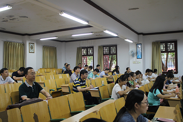 校领导深入课堂听课