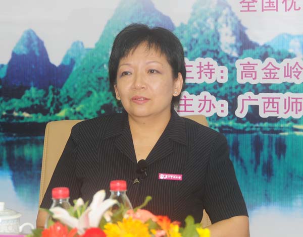 王枬教授发言。