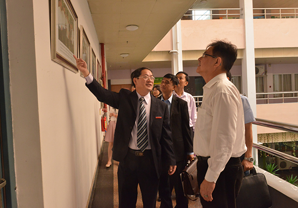 参观国际交流中心图片展（大学生通讯社 陈园园 摄）