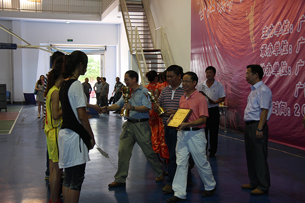 领导嘉宾为获奖队伍颁奖