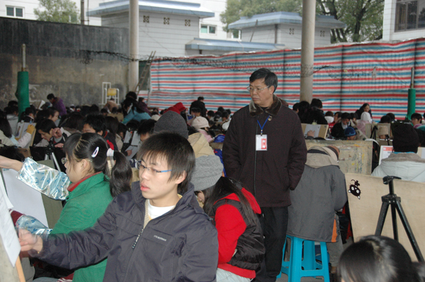 副校长、我校考点主考钟瑞添教授在巡考。