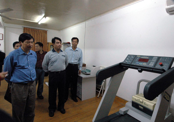 视察体育学院保健室。