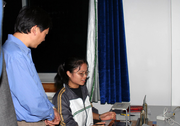 视察教科院教育技术实验室。