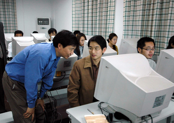 视察政管学院社会学实验室。