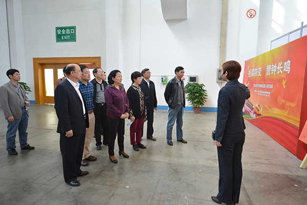 校领导在认真聆听讲解人员讲解