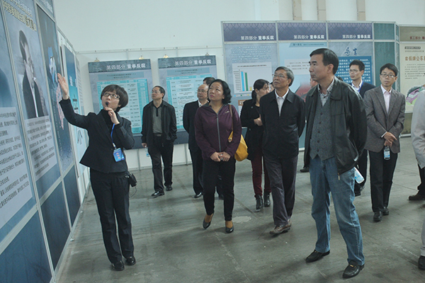 校领导在认真聆听讲解人员讲解