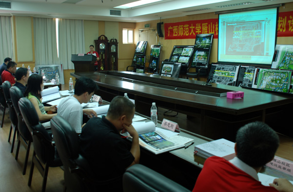 设计单位代表在发言。