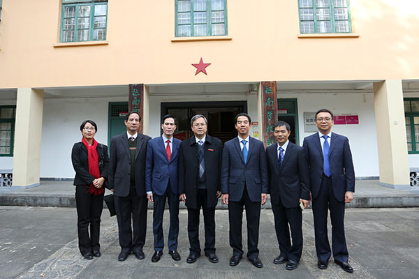_0001_6苏桂发副校长与来宾们在越南学校纪念馆门前合影留念.jpg